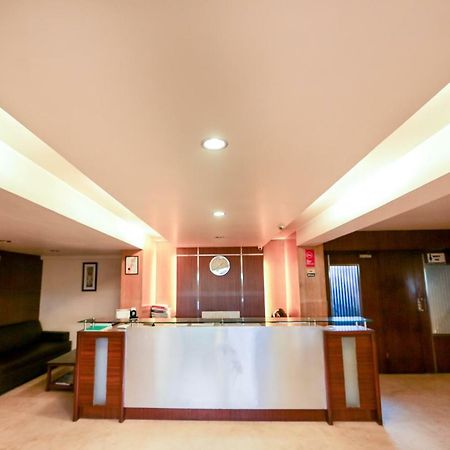 Lucky Hotel Goregaon Mumbai  Buitenkant foto