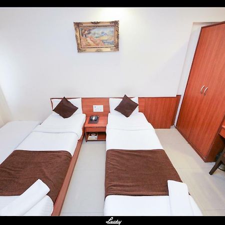 Lucky Hotel Goregaon Mumbai  Buitenkant foto