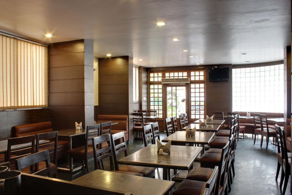 Lucky Hotel Goregaon Mumbai  Buitenkant foto