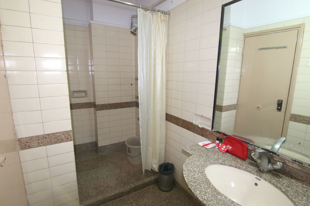 Lucky Hotel Goregaon Mumbai  Buitenkant foto