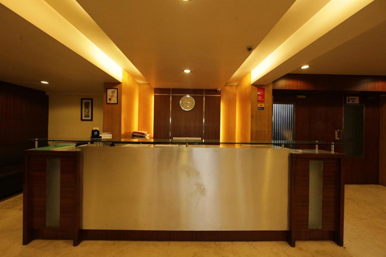 Lucky Hotel Goregaon Mumbai  Buitenkant foto
