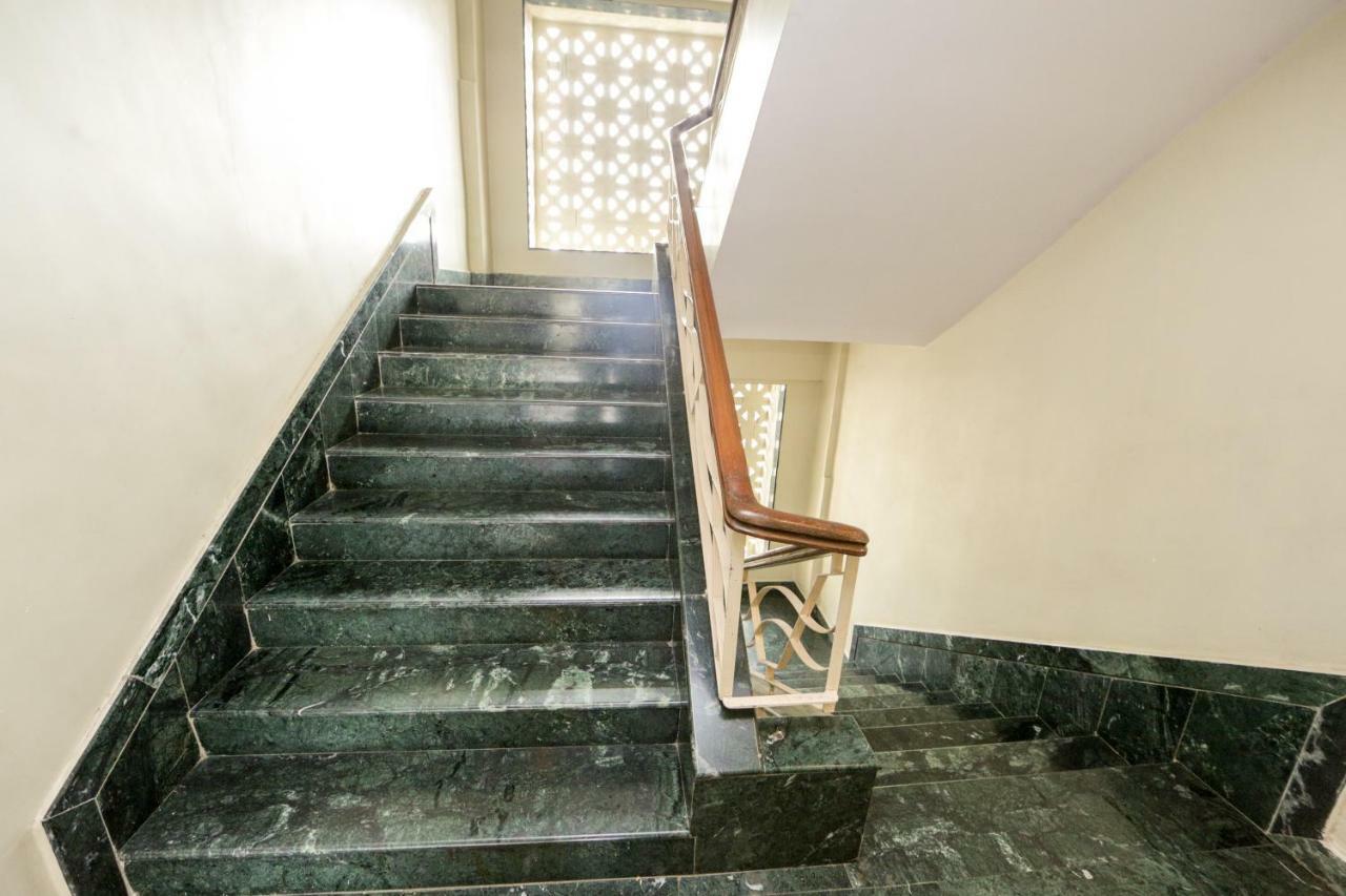 Lucky Hotel Goregaon Mumbai  Buitenkant foto