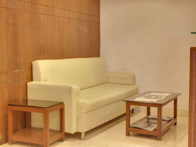 Lucky Hotel Goregaon Mumbai  Buitenkant foto