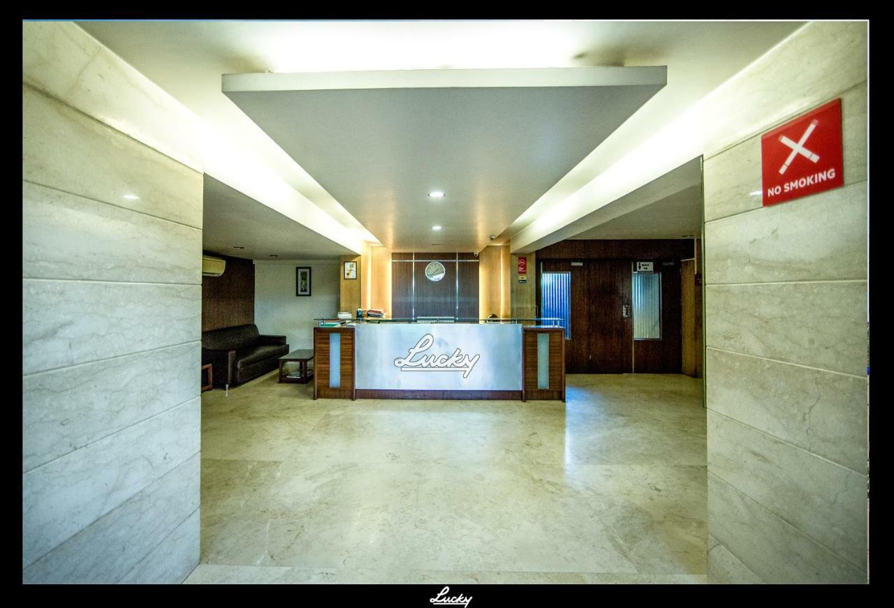 Lucky Hotel Goregaon Mumbai  Buitenkant foto