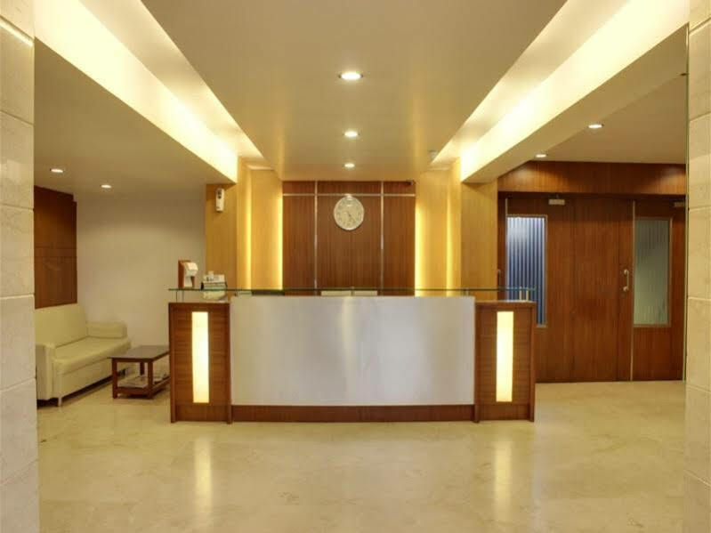 Lucky Hotel Goregaon Mumbai  Buitenkant foto