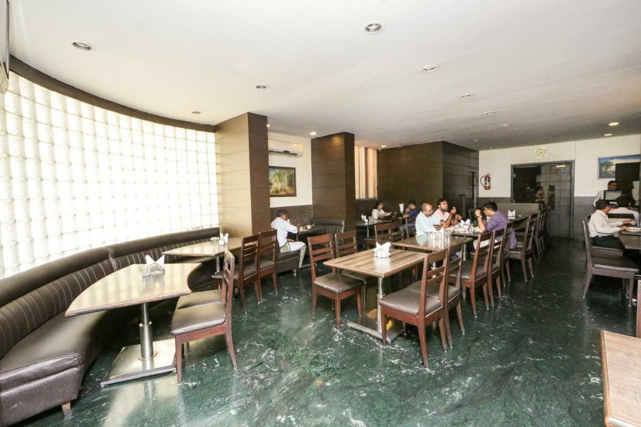 Lucky Hotel Goregaon Mumbai  Buitenkant foto