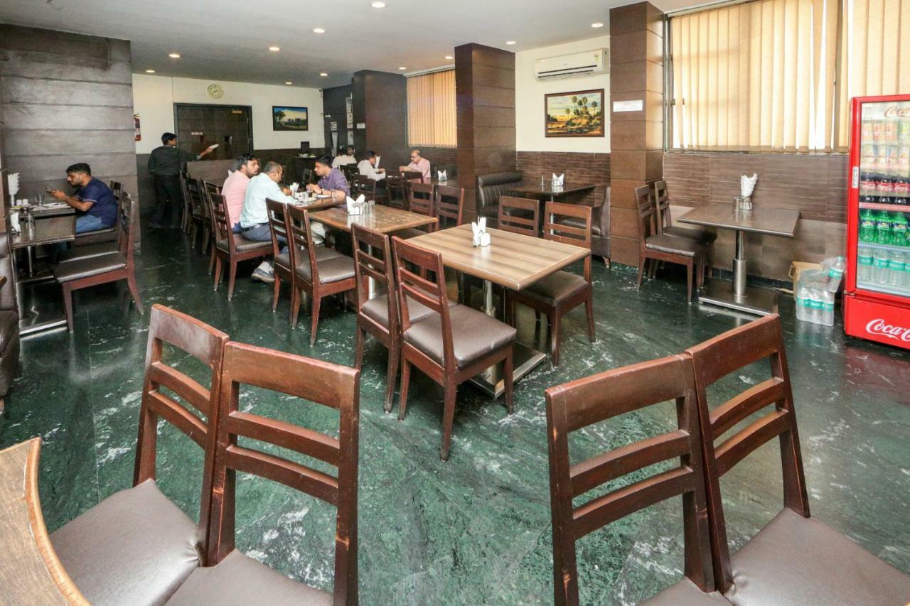 Lucky Hotel Goregaon Mumbai  Buitenkant foto