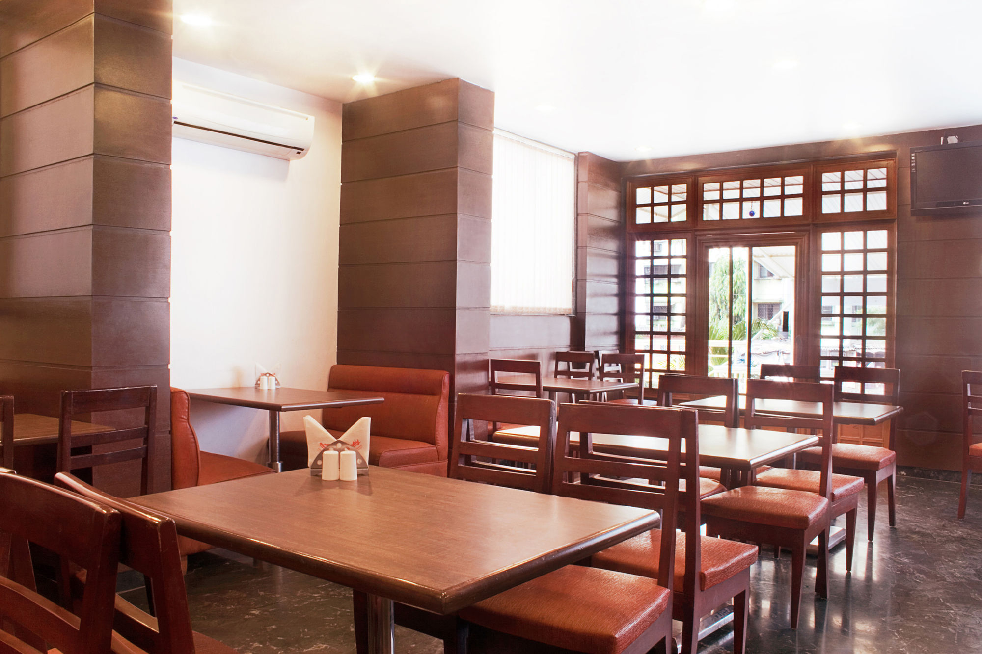 Lucky Hotel Goregaon Mumbai  Buitenkant foto