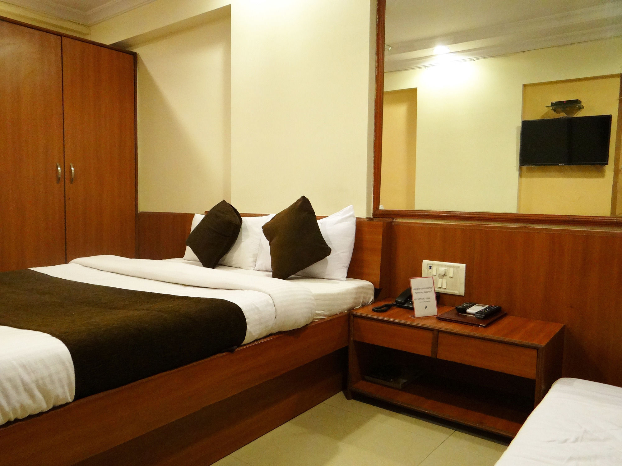 Lucky Hotel Goregaon Mumbai  Buitenkant foto