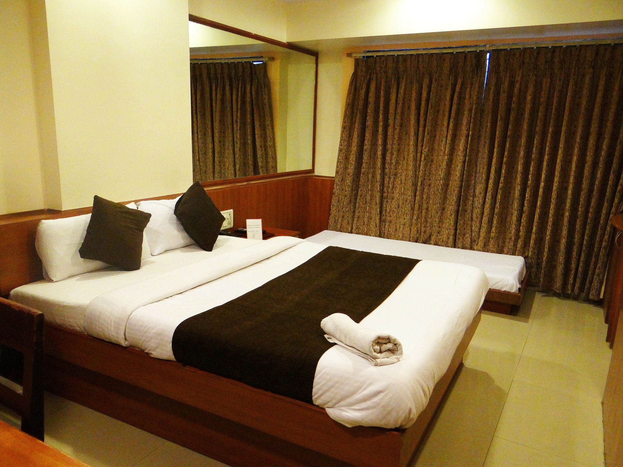 Lucky Hotel Goregaon Mumbai  Buitenkant foto