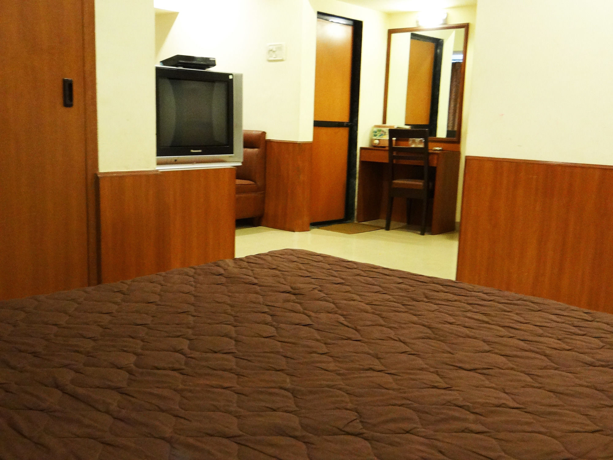 Lucky Hotel Goregaon Mumbai  Buitenkant foto