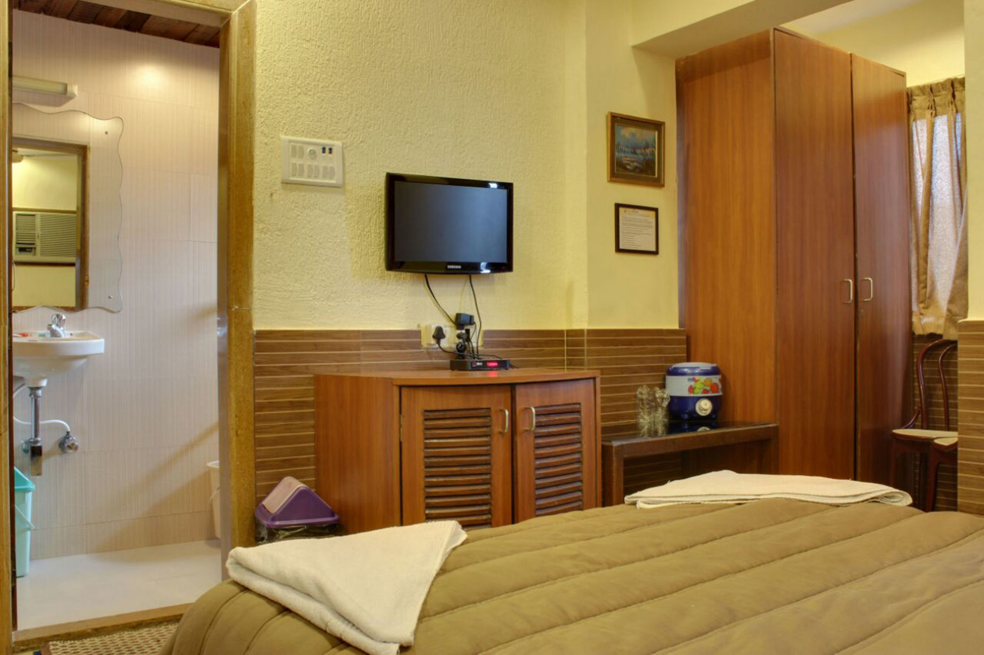 Lucky Hotel Goregaon Mumbai  Buitenkant foto