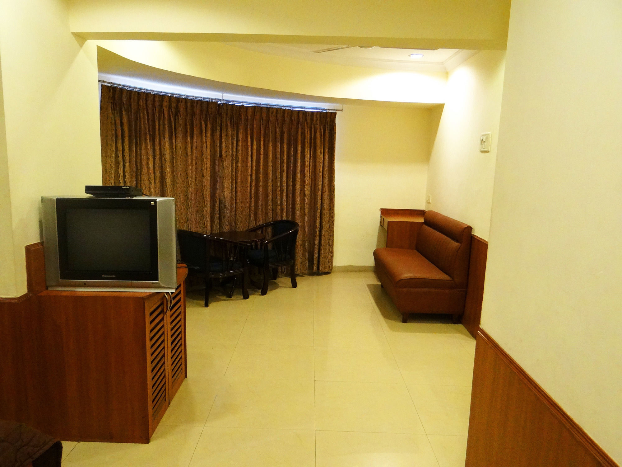 Lucky Hotel Goregaon Mumbai  Buitenkant foto